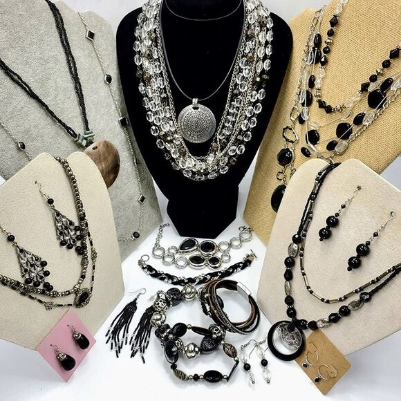 Black & Silvertone Fashion Jewelry Lot Necklace Earring Bracelet Bundle 23 Piece - Picture 7 of 7